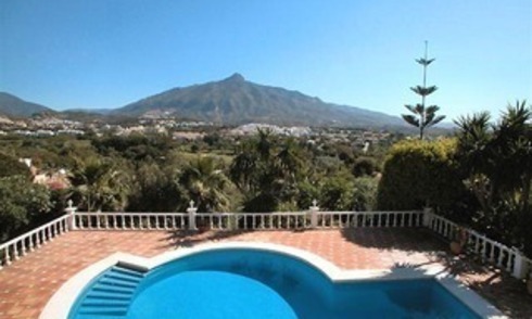 Ruime luxueuze villa te koop te midden de golfvallei van Nueva Andalucia te Marbella 