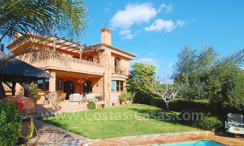 Charmante beachside villa te koop in oost Marbella 