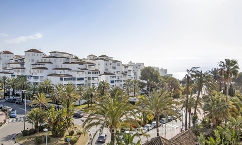 Droom locatie! Beachside Appartment te koop te Puerto Banus 