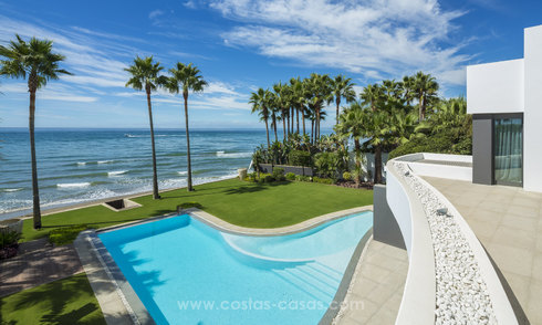 Moderne Eerstelijns strand villa te koop in oost Marbella 14976