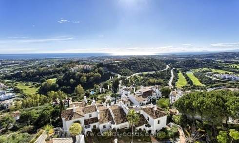 Ruim 4-slaapkamer penthouse appartement te koop met zeezicht in Benahavis – Marbella 