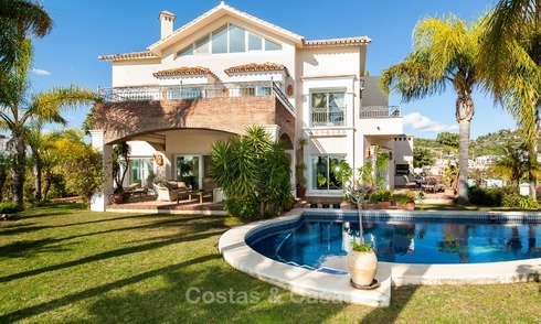 Elegante, op het zuiden gelegen frontline golf villa te koop, gelegen in Benahavis - Marbella met zeezicht 617