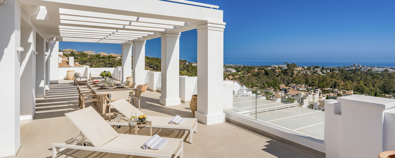 Sfeervol hedendaags Mediterraan luxe penthouse te koop met onbelemmerd panoramisch uitzicht in Nueva Andalucia, Marbella