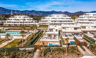 Luxueuze eerstelijns strandvilla te koop in een nieuw, exclusief complex, New Golden Mile, Marbella - Estepona 69818 