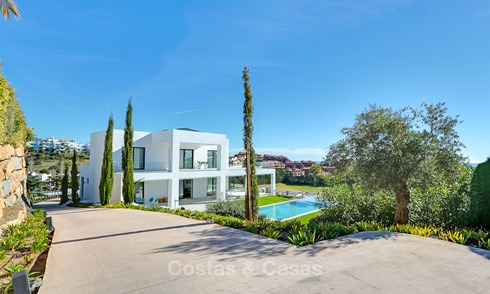 Dringende verkoop! Oogstrelende moderne luxe villa met golf- en zeezicht te koop, instapklaar - Benahavis, Marbella 9311