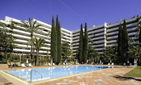 Luxe tweedelijns strandappartement te koop in een exclusief complex in het centrum van Marbella 11880