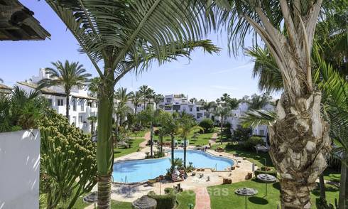 Volledig gerenoveerd penthouse appartement te koop in een populair strandcomplex tussen Marbella en Estepona 12500