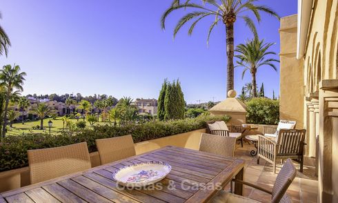 Helder en ruim penthouse appartement te koop in een rustige urbanisatie naast een golfbaan, Marbella - Estepona 18160