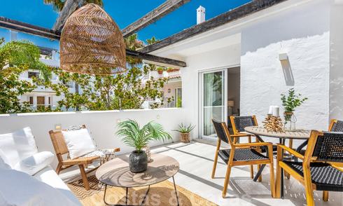 Volledig gerenoveerd appartement op de bovenste verdieping te koop op loopafstand van locale voorzieningen, het strand en Puerto Banus in Nueva Andalucia, Marbella 26292