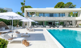 Exclusieve nieuwe moderne villa te koop, direct aan de Las Brisas golfbaan in de Golf Vallei van Nueva Andalucia, Marbella 27433 