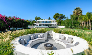 Exclusieve nieuwe moderne villa te koop, direct aan de Las Brisas golfbaan in de Golf Vallei van Nueva Andalucia, Marbella 27438 