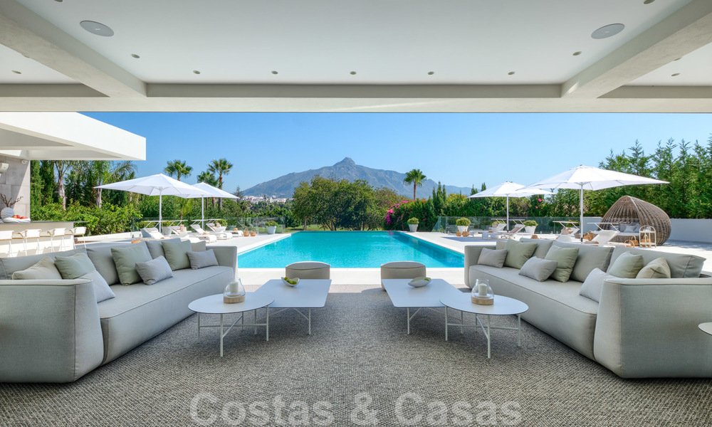 Exclusieve nieuwe moderne villa te koop, direct aan de Las Brisas golfbaan in de Golf Vallei van Nueva Andalucia, Marbella 27440