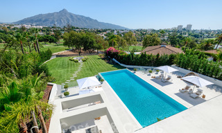 Exclusieve nieuwe moderne villa te koop, direct aan de Las Brisas golfbaan in de Golf Vallei van Nueva Andalucia, Marbella 27443 