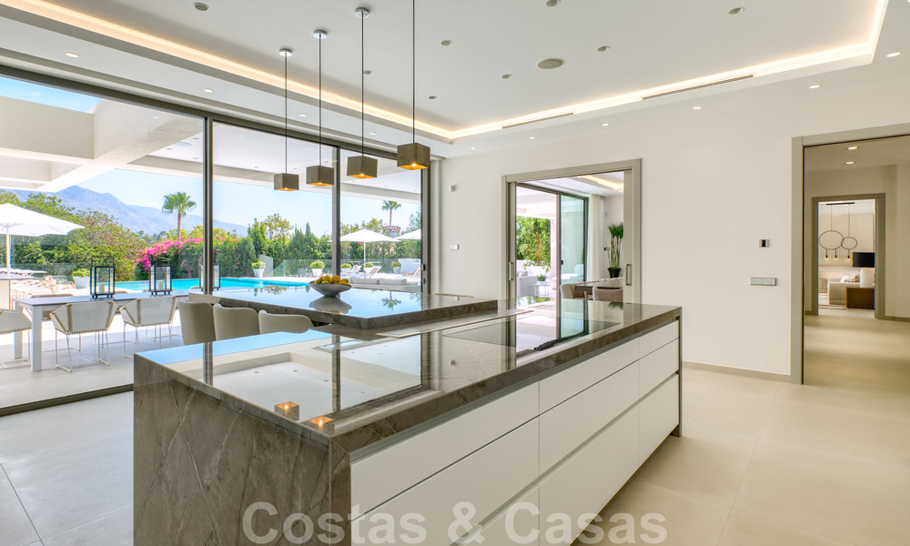 Exclusieve nieuwe moderne villa te koop, direct aan de Las Brisas golfbaan in de Golf Vallei van Nueva Andalucia, Marbella 27455