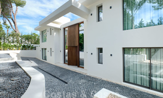 Exclusieve nieuwe moderne villa te koop, direct aan de Las Brisas golfbaan in de Golf Vallei van Nueva Andalucia, Marbella 27461 