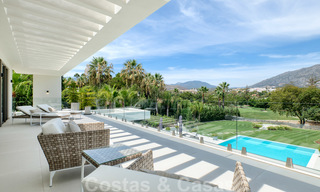 Exclusieve nieuwe moderne villa te koop, direct aan de Las Brisas golfbaan in de Golf Vallei van Nueva Andalucia, Marbella 27470 