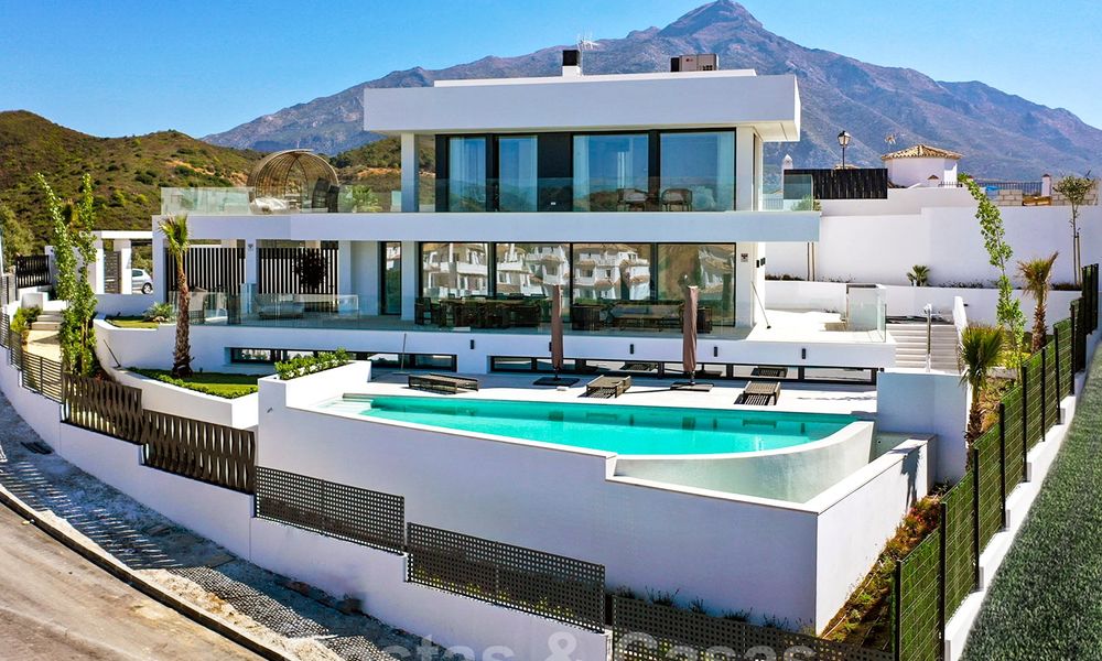 Elegante, nieuwe moderne villa met prachtig panoramisch uitzicht op de kust en de zee te koop, Nueva Andalucia, Marbella 28076