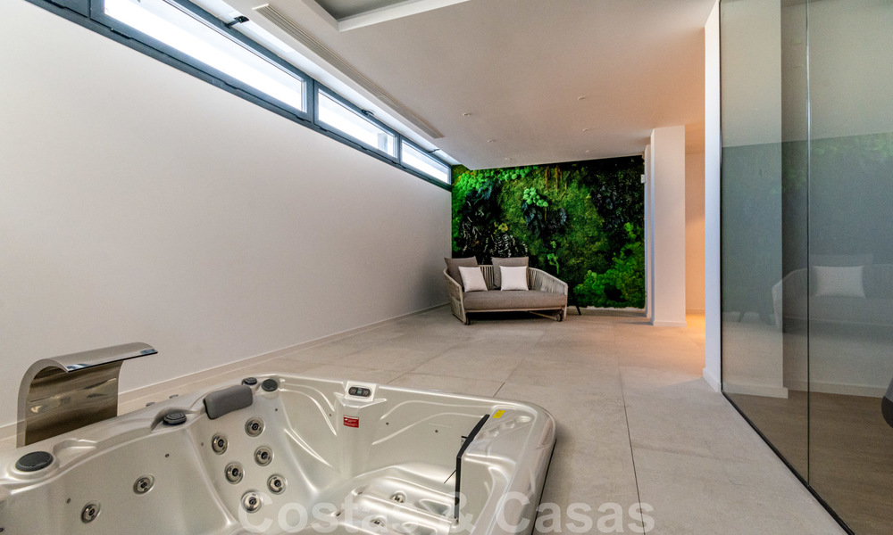 Elegante, nieuwe moderne villa met prachtig panoramisch uitzicht op de kust en de zee te koop, Nueva Andalucia, Marbella 28085