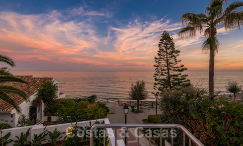 Instapklare, volledig gerenoveerde villa aan het strand met zeezicht te koop in Estepona West 28868