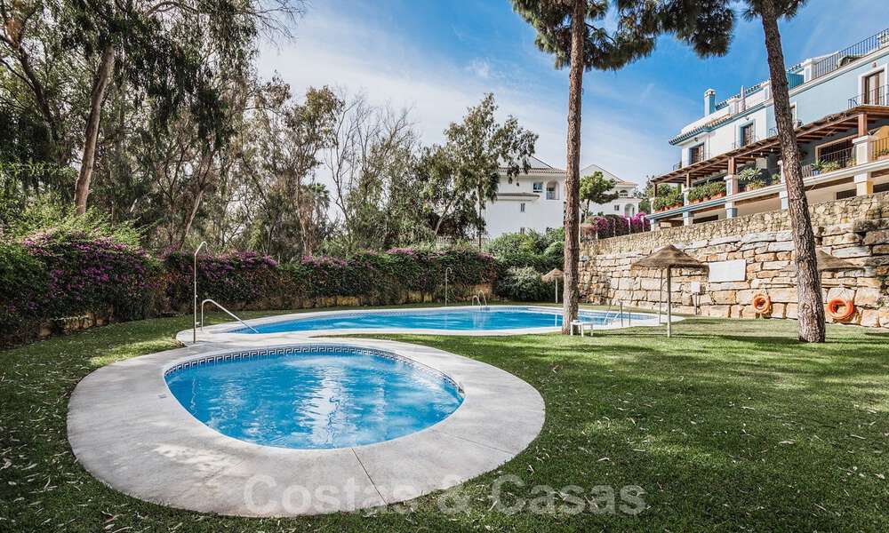 Gerenoveerde eengezinswoning te koop in een omheind complex vlak bij de Puente Romano op de Golden Mile in Marbella 31291