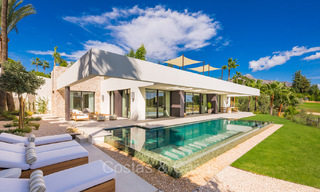 Nieuwe, ultramoderne luxevilla te koop met een architectonisch design, eerstelijns golf Los Naranjos te Nueva Andalucia, Marbella 73099 