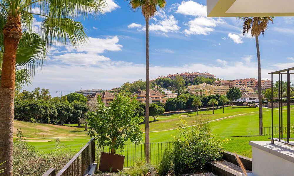 Nieuwe, ultramoderne luxevilla te koop met een architectonisch design, eerstelijns golf Los Naranjos te Nueva Andalucia, Marbella 73102