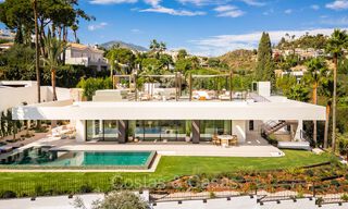 Nieuwe, ultramoderne luxevilla te koop met een architectonisch design, eerstelijns golf Los Naranjos te Nueva Andalucia, Marbella 73121 