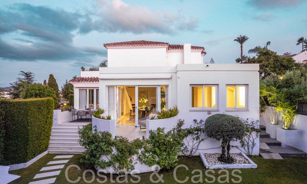 Vrijstaande mediterrane villa te koop op loopafstand van voorzieningen met uitzicht op de golfvallei en berglandschap in Nueva Andalucia, Marbella 68205