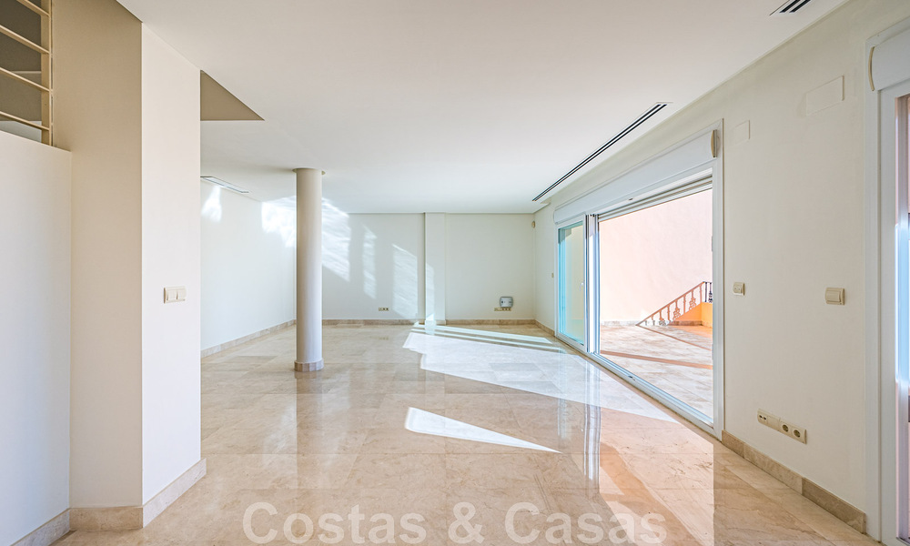 Ruim duplex, penthouse met ruime terrassen en de Middellandse Zee aan de horizon te koop in Nueva Andalucia, Marbella 48556