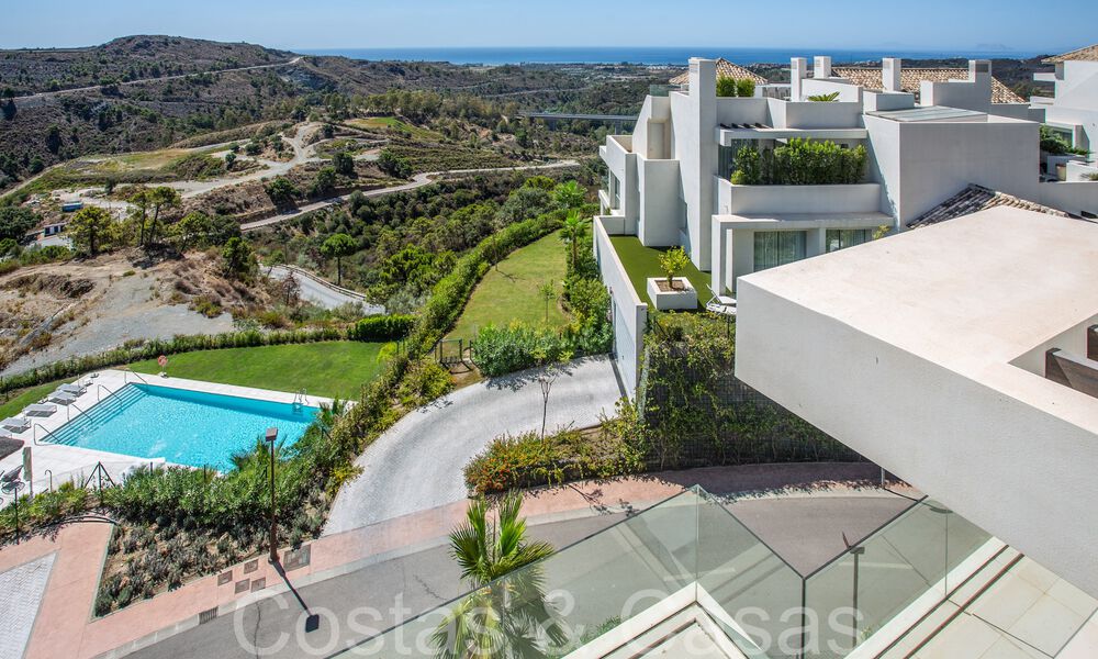 Instapklaar, gloednieuw penthouse met 3 slaapkamers te koop met zeezicht in een gated resort in Benahavis - Marbella 66230