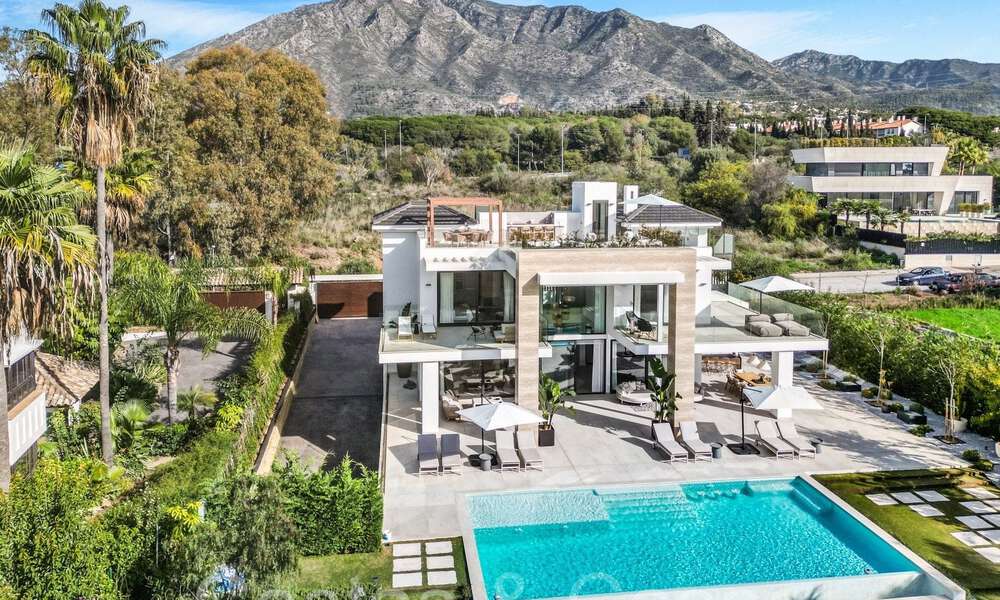 Modernistische luxevilla te koop in een exclusieve, afgeschermde woonwijk op de Golden Mile van Marbella 67625