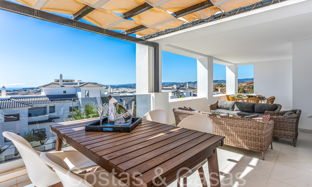 Instapklaar, ruim penthouse met panoramisch zeezicht te koop in de heuvels van Estepona, dichtbij het centrum 67502