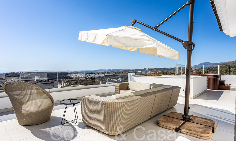 Instapklaar, ruim penthouse met panoramisch zeezicht te koop in de heuvels van Estepona, dichtbij het centrum 67528