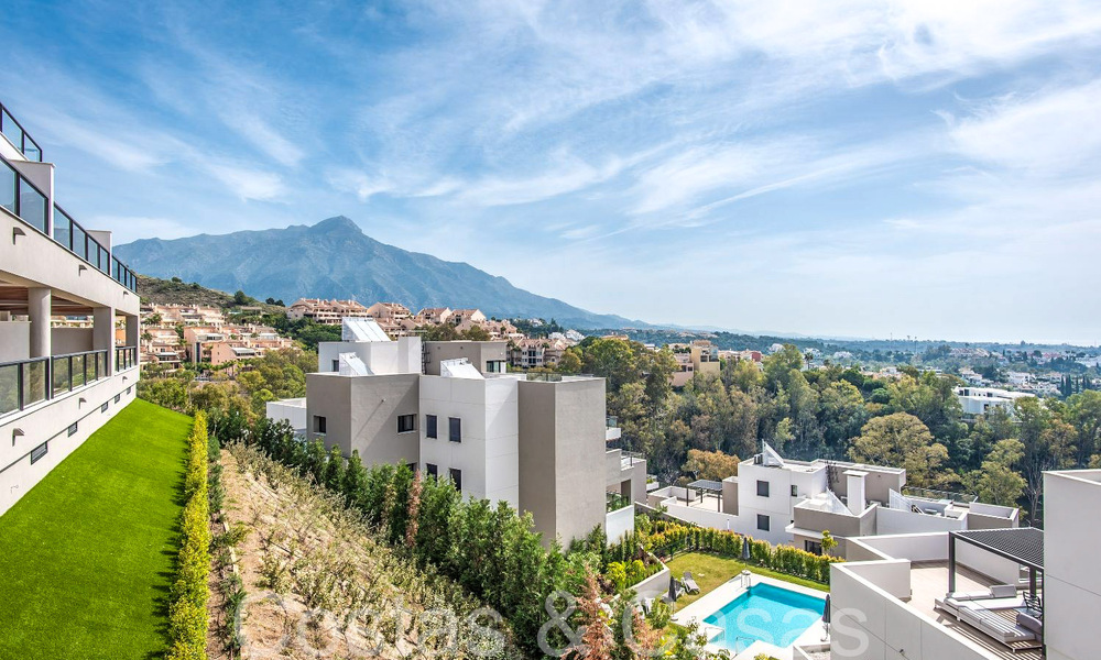 Gloednieuw luxe appartement te koop aan een idyllisch meer met zeezicht in Nueva Andalucia, Marbella 67793