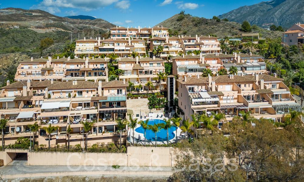 Ruim en licht duplex penthouse te koop gelegen in Nueva Andalucia, Marbella 67977