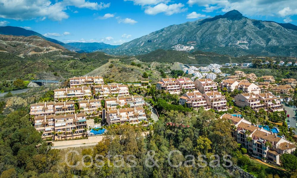 Ruim en licht duplex penthouse te koop gelegen in Nueva Andalucia, Marbella 67978