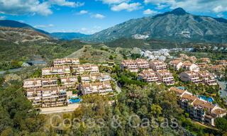 Ruim en licht duplex penthouse te koop gelegen in Nueva Andalucia, Marbella 67978 