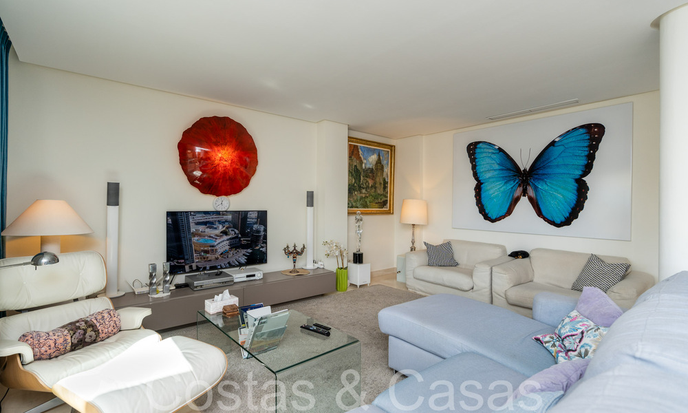 Ruim en licht duplex penthouse te koop gelegen in Nueva Andalucia, Marbella 67987