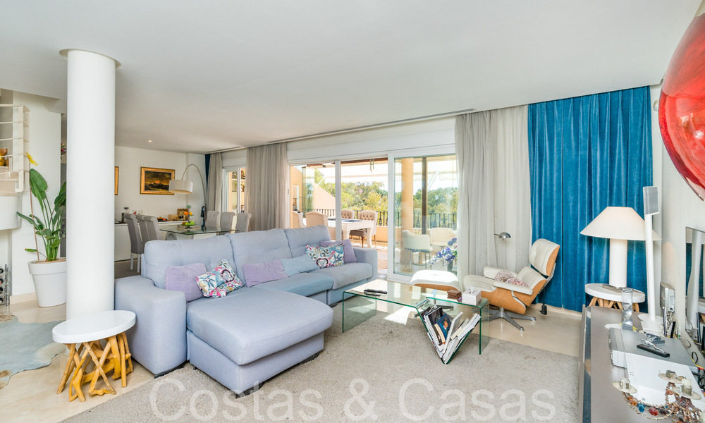 Ruim en licht duplex penthouse te koop gelegen in Nueva Andalucia, Marbella 68002