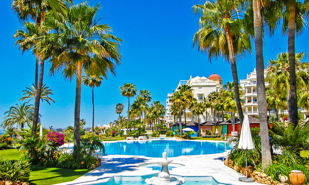 Verfijnd gerenoveerd appartement te koop in Las Dunas Park, een exclusief strandresort tussen Marbella en Estepona 67964