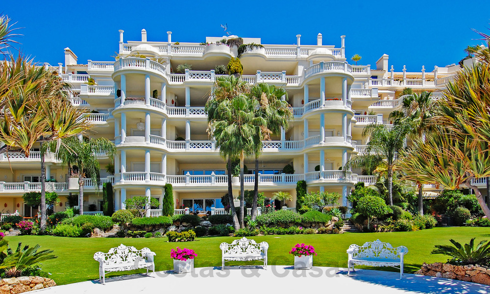 Verfijnd gerenoveerd appartement te koop in Las Dunas Park, een exclusief strandresort tussen Marbella en Estepona 67967