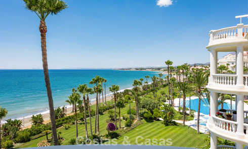 Verfijnd gerenoveerd appartement te koop in Las Dunas Park, een exclusief strandresort tussen Marbella en Estepona 774382