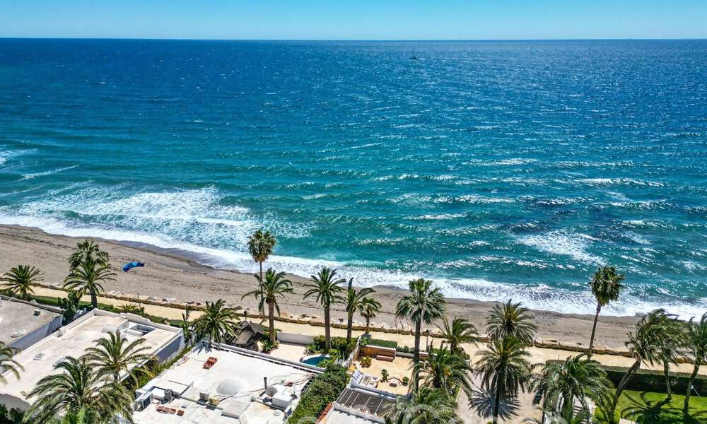 Luxevilla met open zeezicht te koop, direct aan het strand op de prestigieuze Golden Mile van Marbella 68309