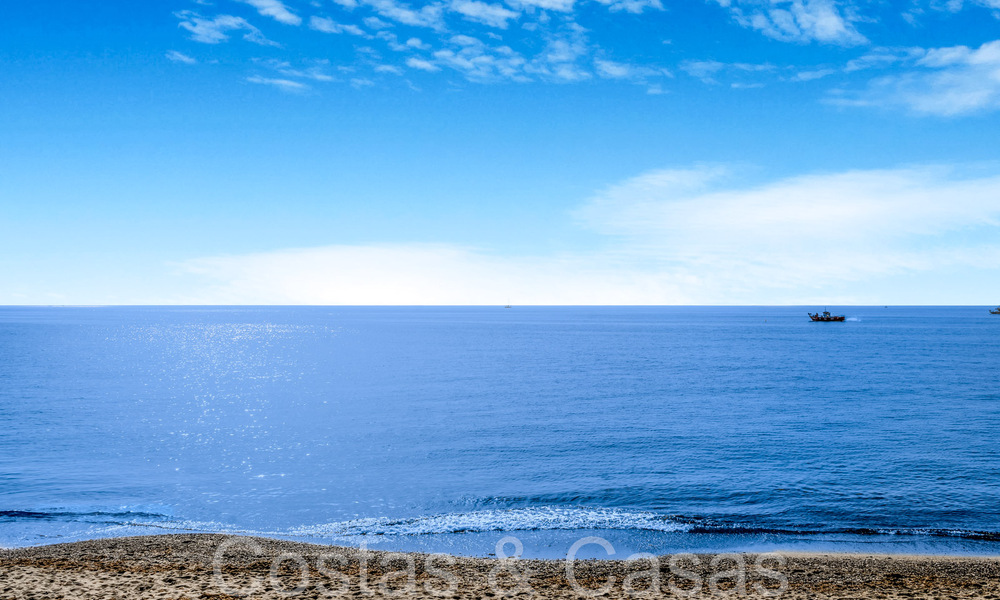 Luxevilla met open zeezicht te koop, direct aan het strand op de prestigieuze Golden Mile van Marbella 68314