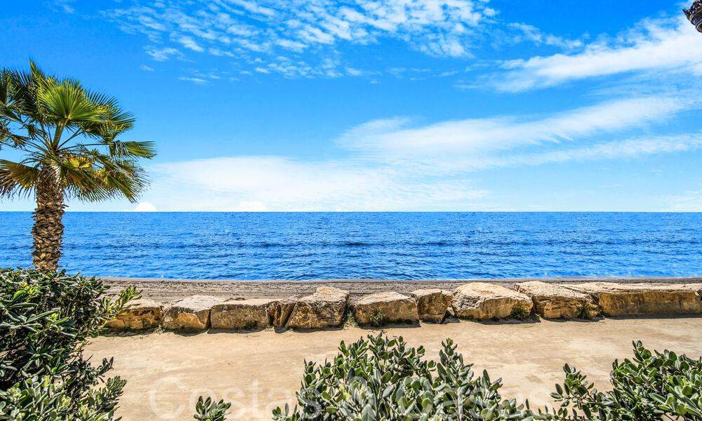 Luxevilla met open zeezicht te koop, direct aan het strand op de prestigieuze Golden Mile van Marbella 68319