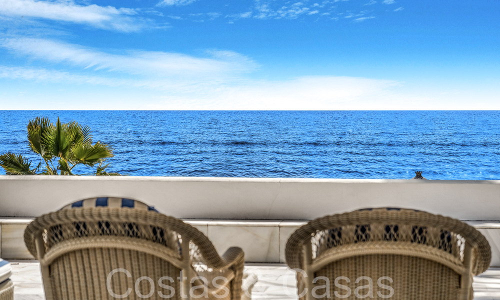 Luxevilla met open zeezicht te koop, direct aan het strand op de prestigieuze Golden Mile van Marbella 68326
