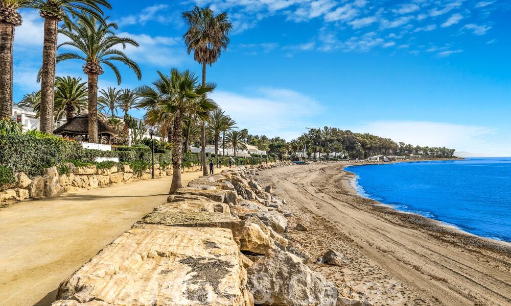 Luxevilla met open zeezicht te koop, direct aan het strand op de prestigieuze Golden Mile van Marbella 68345