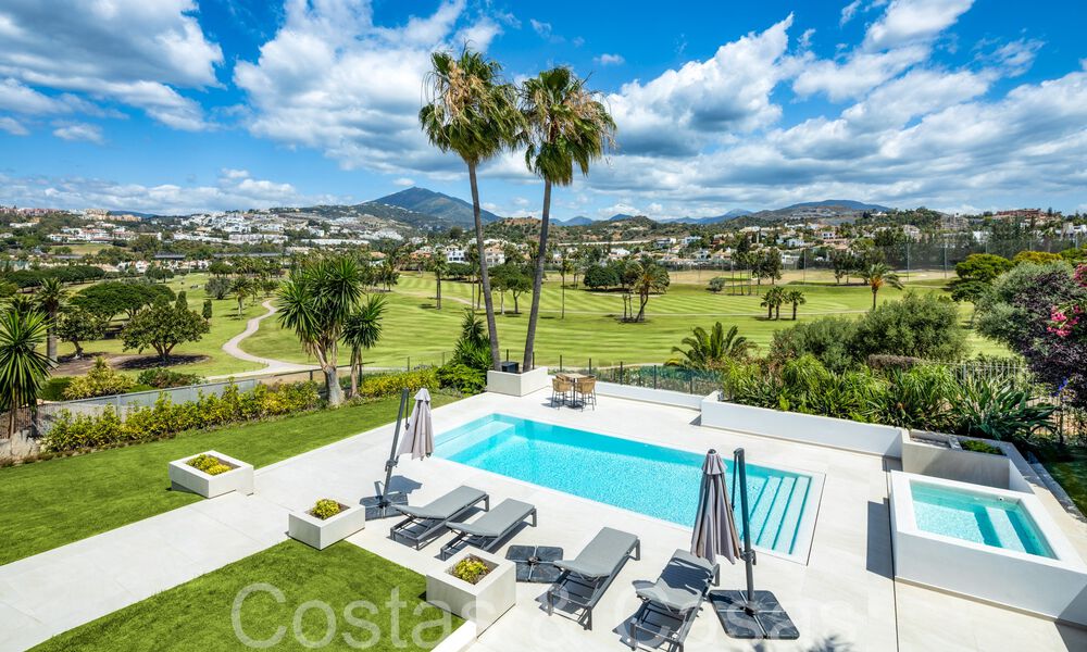 Eigentijds gerenoveerde luxevilla te koop, eerstelijns golf in Nueva Andalucia, Marbella 70527