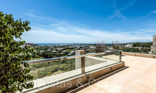 Luxueus duplex penthouse te koop met privézwembad en zeezicht in Nueva Andalucia, Marbella 68982 