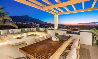 Eersteklas duplex penthouse met panoramisch zeezicht en eigen dompelbad te koop in Nueva Andalucia, Marbella 69451 